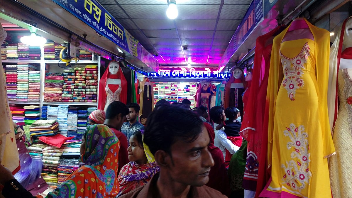 গোদনাইল চৌধুরীবাড়িতে ঈদের কেনাকাটার ধুম