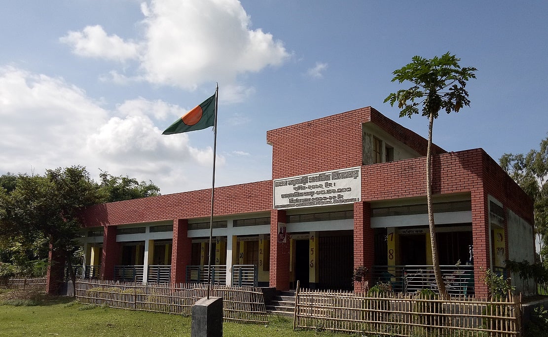 শিক্ষার্থী সংকটে পীরগঞ্জের চন্দ্রা সরকারি প্রাথমিক বিদ্যালয়