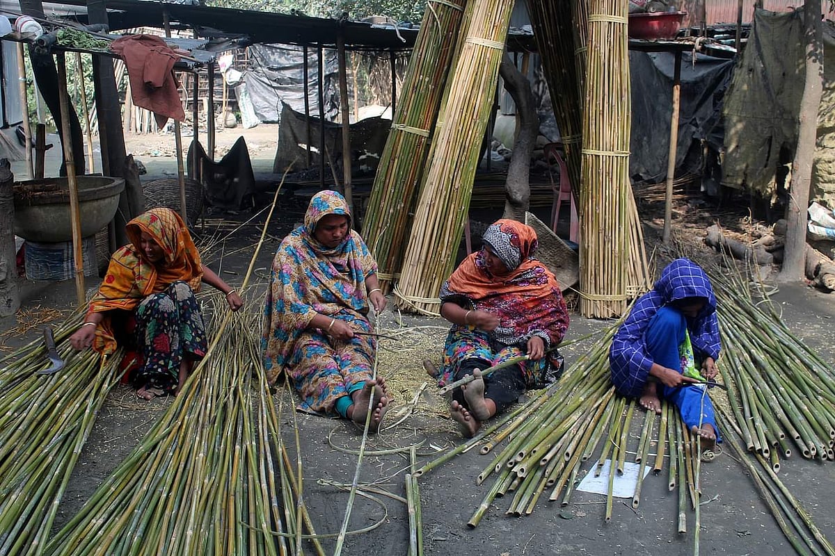 ছিপ বানিয়ে ‘বাড়তি আয়’ করছে মুক্তাগাছার বহু পরিবার