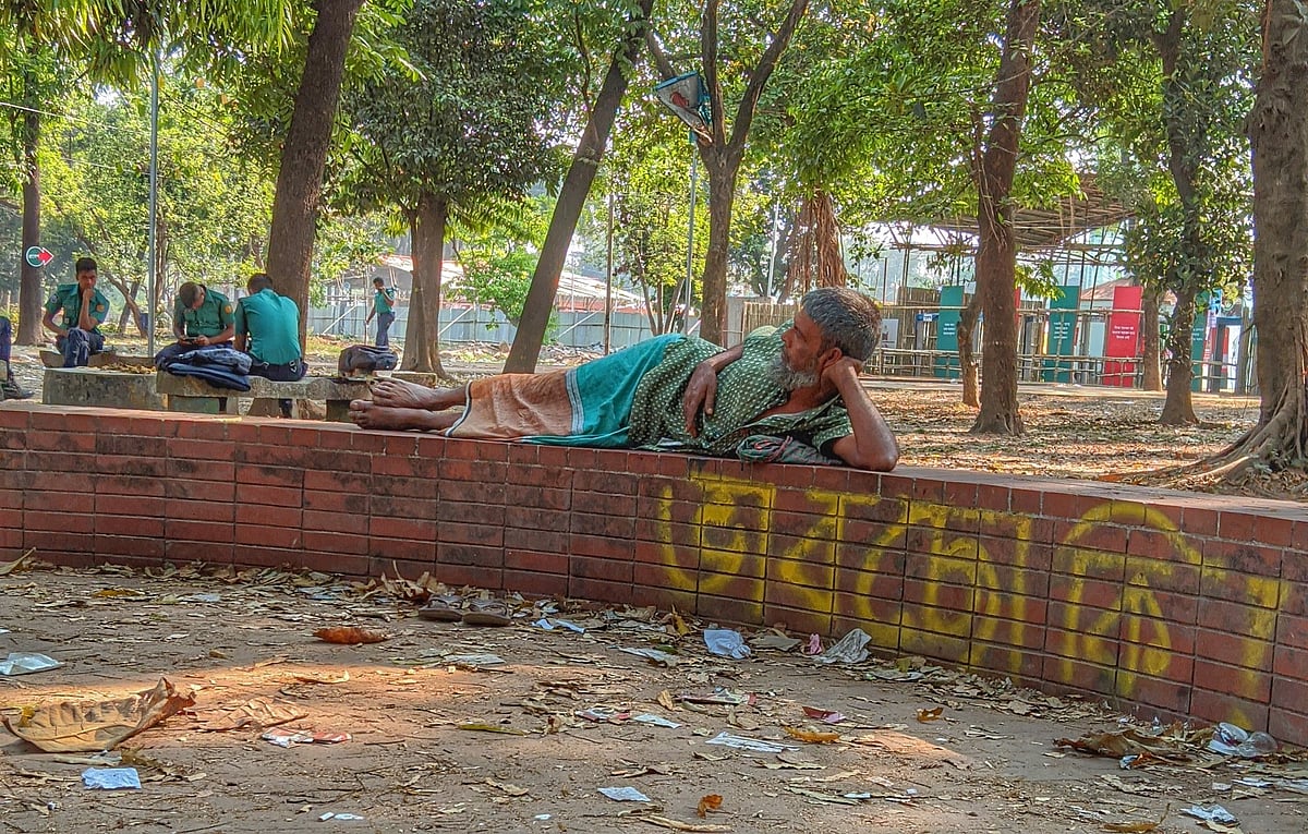 সোহরাওয়ার্দী উদ্যানে ভাসমান মানুষেরা