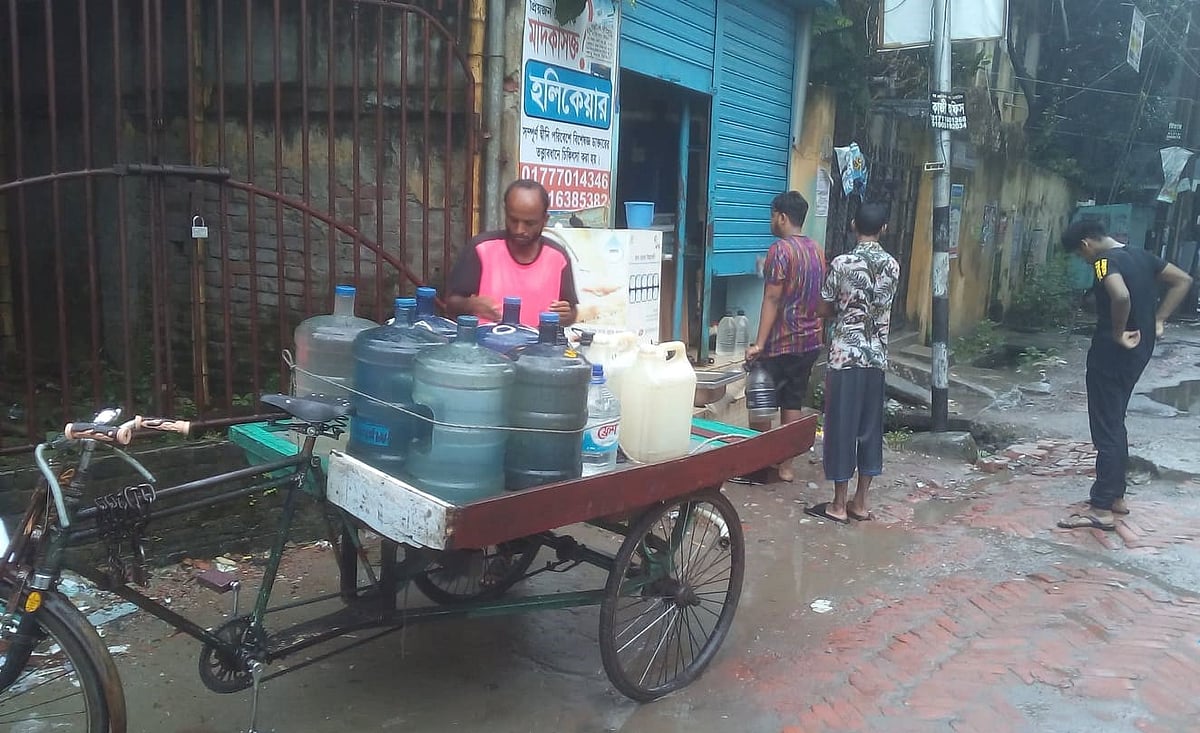 উত্তর বাসাবো এলাকায় পানির এটিএম বুথে কিছুক্ষণ