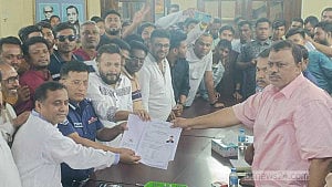 উপ-নির্বাচন: ভাইয়ের মনোনয়ন জমা দেওয়ার সঙ্গী পুলিশের অতিরিক্ত ডিআইজি