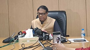 এক সাথে টাকা তুলতে যাবেন না, তাইলে পাবেন না: গভর্নর