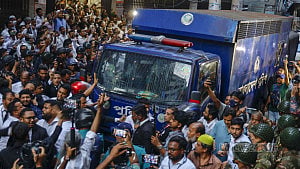 ডিমের দাম ও ডিম ছুড়ে মারা