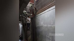 আনসারদের ঘেরাও: সচিবালয়ে অবরুদ্ধরা দেয়াল টপকে বের হচ্ছেন