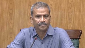 ‘কোনো দেশেই আমার বাড়ি নেই’, দুর্নীতির অভিযোগ নিয়ে আসিফ নজরুল