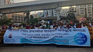 প্রতিবন্ধী বিদ্যালয়: স্বীকৃতির দাবিতে রাস্তা আটকে বিক্ষোভ