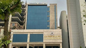 দুই কোম্পানিতে বিনিয়োগে অনিয়ম: ২১ কোটি টাকা ফেরাতে হবে ‘ভ্যানগার্ডকে’