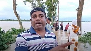 কুমিল্লায় বন্যা: ‘নৌকা না থাকায় ত্রাণ পৌঁছাতে পারছি না’