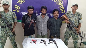 কক্সবাজারে ক্যাম্প থেকে অস্ত্র-গুলিসহ ৩ রোহিঙ্গা আটক