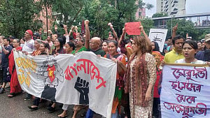 বৃষ্টিতে রাস্তায় সংস্কৃতিকর্মীরা, তিন দাবি