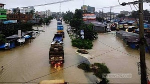 ঢাকা-চট্টগ্রাম মহাসড়কের ৭ কিলোমিটার প্লাবিত, চালকরা আতঙ্কে