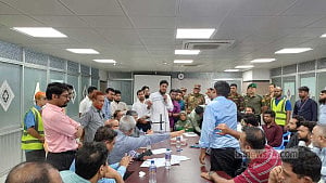 আওয়ামীপন্থি কর্মকর্তাদের পদত্যাগের দাবিতে স্বাস্থ্য উপদেষ্টার সামনেই হট্টগোল