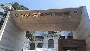 ফ্যানের সঙ্গে ঝুলছিল ঢামেকের নার্সের লাশ, চিরকুটে স্বামী-শ্বশুরবাড়ির বিচার দাবি