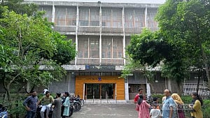 শিক্ষা প্রতিষ্ঠানে পদত্যাগের জন্য বল প্রয়োগ নয়: উপদেষ্টা