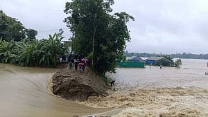 ফেনীতে মুহুরী নদীর বাঁধ ভেঙে ১০ গ্রাম প্লাবিত