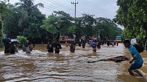 ফেনীতে পানিবন্দি এক লাখ মানুষ, স্বজনদের খোঁজ পেতে মরিয়া