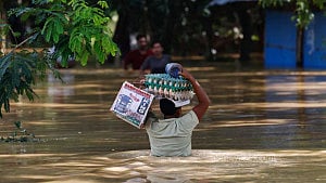‘এক কাপড়ে সবাই বের হয়ে যাই’