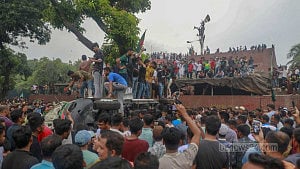 হাসিনা অধ্যায়ের অবসান, সংসদ ভেঙে নতুন নির্বাচনের উদ্যোগ