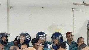 ইনু-মেননের রিমান্ড শুনানিতে চরম বিশৃঙ্খলা