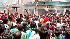 সৈয়দ আশরাফের চাচাত ভাইয়ের বাড়িতে আগুন, পুড়ে দুইজনের মৃত্যু