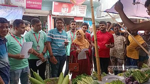 মাদারীপুরে শিক্ষার্থীরা বাজার মনিটরিংয়ে, জরিমানা