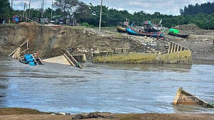 বন্যায় ভেসে গেল ‘মুছাপুর ক্লোজার’ স্লুইসগেইট