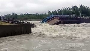 পানির চাপে বাঁধ ভেঙে মুছাপুরে আতঙ্ক