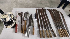 রাজশাহীতে প্রাইভেট কারে পাওয়া গেল এক বস্তা অস্ত্র