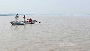 মেঘনায় ট্রলারডুবি: আরও ২ জনের লাশ উদ্ধার, খোঁজ মেলেনি বরের