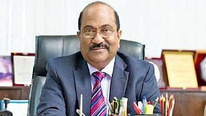 এস কে সুর চৌধুরী, স্ত্রী ও মেয়ের আয়কর নথি জব্দ