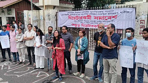 লাকীর দুর্নীতির বিচার দাবি থিয়েটারকর্মীদের