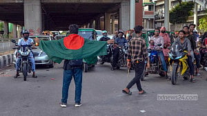 ট্রাফিক নিয়ন্ত্রণে শিক্ষার্থী ও সাধারণ মানুষ