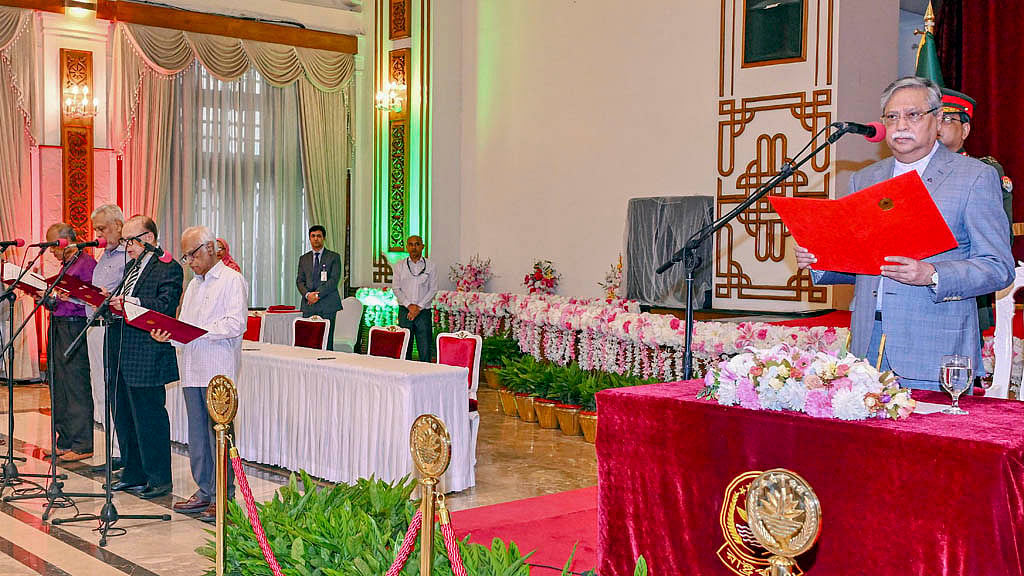 বঙ্গভবনে শুক্রবার বিকালে রাষ্ট্রপতি মো. সাহাবুদ্দিনের কাছ থেকে শপথ নেন চার উপদেষ্টা অর্থনীতিবিদ ওয়াহিদউদ্দিন মাহমুদ, সাবেক আমলা আলী ইমাম মজুমদার ও ফাওজুল কবির খান এবং সাবেক সেনা কর্মকর্তা জাহাঙ্গীর আলম চৌধুরী। ছবি: পিআইডি।