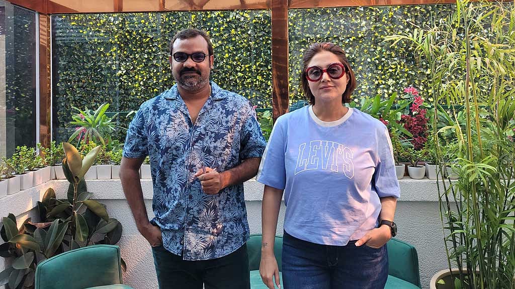পরিচালক হিমু আকরামের সঙ্গে স্বস্তিকা মুখার্জি