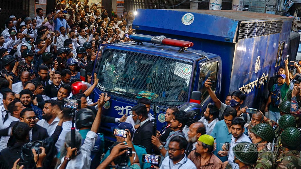 সাবেক প্রধানমন্ত্রী শেখ হাসিনার বেসরকারি শিল্প ও বিনিয়োগবিষয়ক উপদেষ্টা সালমান এফ রহমান ও সাবেক আইনমন্ত্রী আনিসুল হককে বহনকারী প্রিজন ভ্যান বুধবার সন্ধ্যায় আদালত প্রাঙ্গনে পৌঁছলে ডিম ছুড়ে মারেন বিক্ষুব্ধরা। ছবি: মাহমুদ জামান অভি