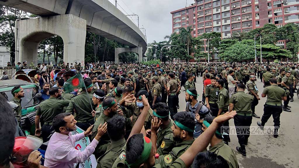 জাতীয়করণের দাবি আদায়ে অঙ্গীভূত আনসার সদস্যদের সচিবালয় ঘেরাও কর্মসূচিকে অশনিসংকেত হিসেবে বর্ণনা করেছেন ফখরুল।