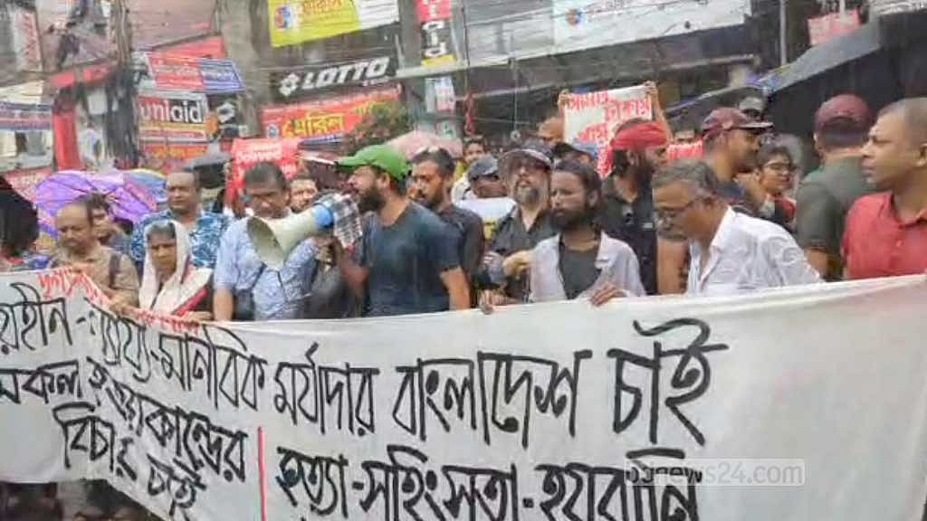 ‘দৃশ্যমাধ্যম শিল্পীসমাজ’ ব্যানারে ঢাকার ফার্মগেট এলাকায় বিনোদন শিল্পীদের একাংশের সমাবেশ।
