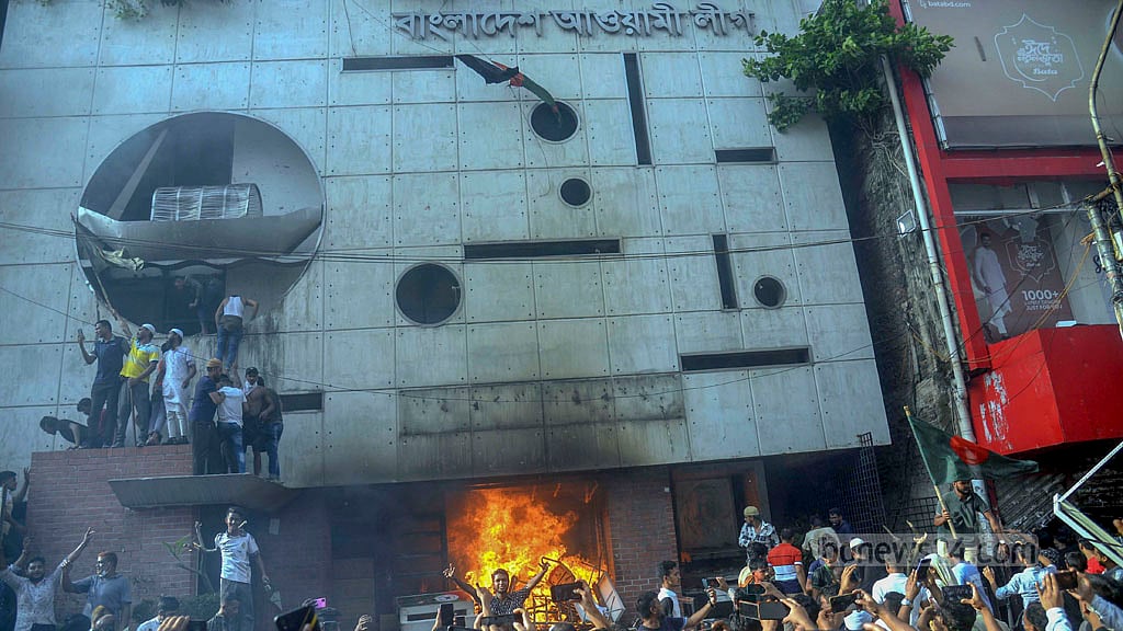 সরকার পতনের দিন আগুন ধরিয়ে দেওয়া হয় বঙ্গবন্ধু অ্যাভিনিউতে আওয়ামী লীগের কেন্দ্রীয় কার্যালয়েও।