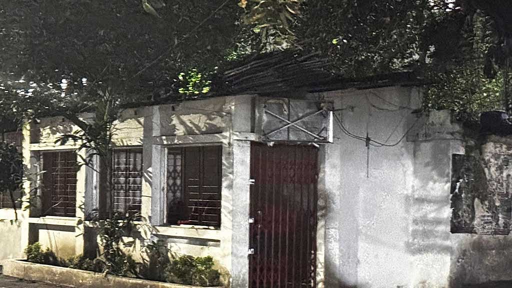 সরকার পতনের পর ইস্কাটনে ওয়ার্ড আওয়ামী লীগের কার্যালয়।