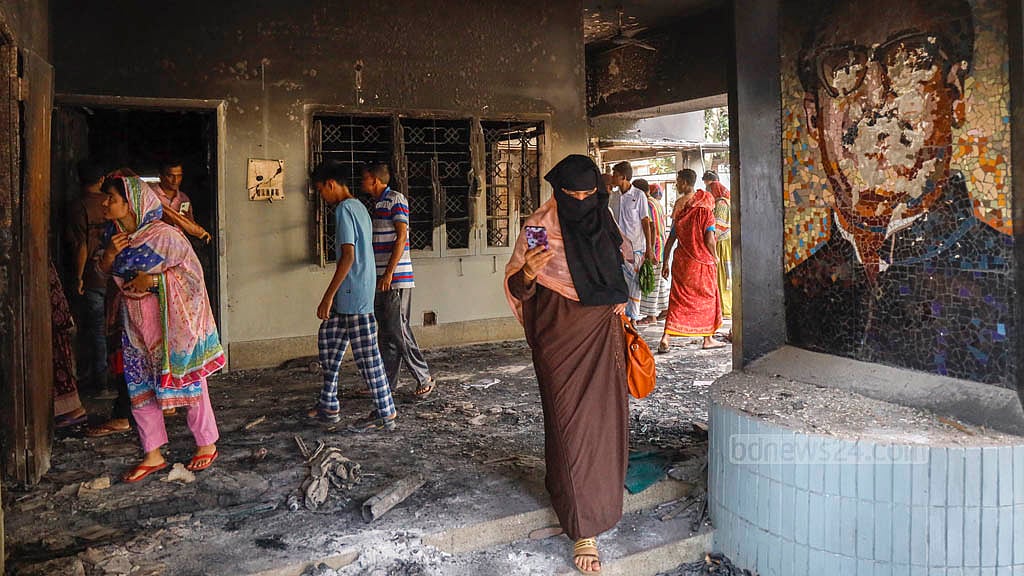 বঙ্গবন্ধু স্মৃতি জাদুঘরে আগুন ও জাতির পিতার ভাস্কর্য ভাঙা নিয়ে প্রশ্ন তুলে সোহেল তাজ বলেছেন, এতে কী লাভ হয়েছে?