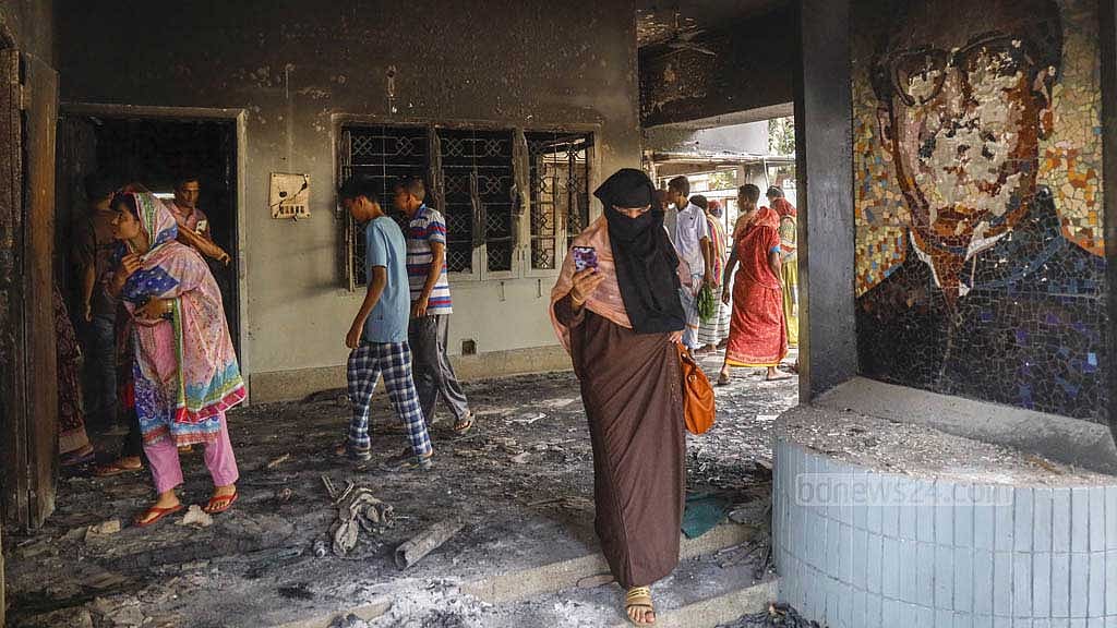 শেখ হাসিনার পতনের পর বাংলাদেশের জাতির পিতা বঙ্গবন্ধুর ভাস্কর্য গুঁড়িয়ে দেওয়ার পাশাপাশি ধানমন্ডি ৩২ নম্বরের বাড়িটিতেও চলে লুটপাট ও অগ্নিসংযোগ।