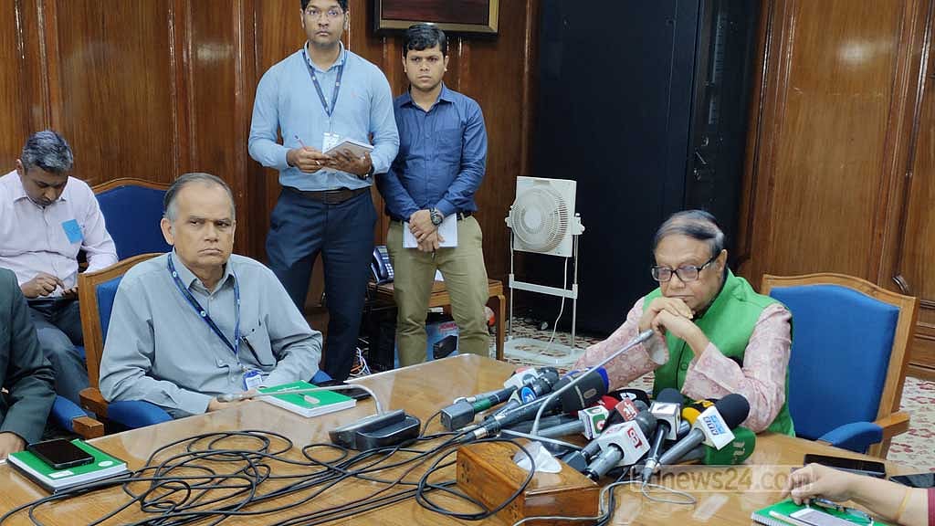 গভর্নর আহসান এইচ মনসুর বলেছেন, শরিয়াহভিত্তিকসহ কোনো দুর্বল ব্যাংককেই টেনে তুলতে আর বেআইনিভাবে তারল্য সহায়তা দেওয়া হবে না।