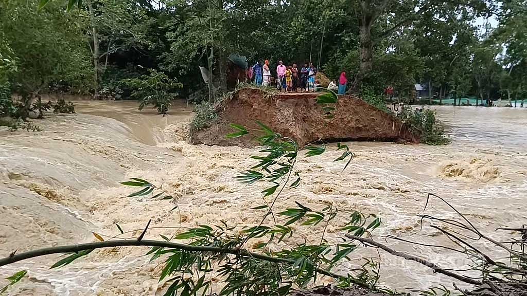 ব্রাহ্মণবাড়িয়ায় বাঁধ ভেঙে লোকালয়ে ঢুকেছে পানি