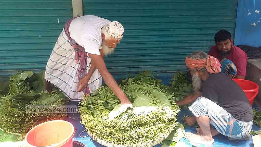 অপরিপক্ব পান কেটে বিক্রির জন্য সাজানো হচ্ছে উপজেলার বিভিন্ন সড়ক ও দোকানের সামনে।