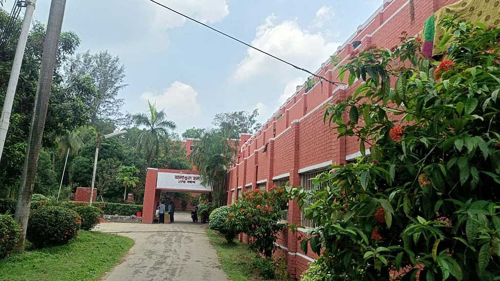 শিক্ষার্থী শূন্য চট্টগ্রাম বিশ্ববিদ্যালয়ের আলাওল হল।