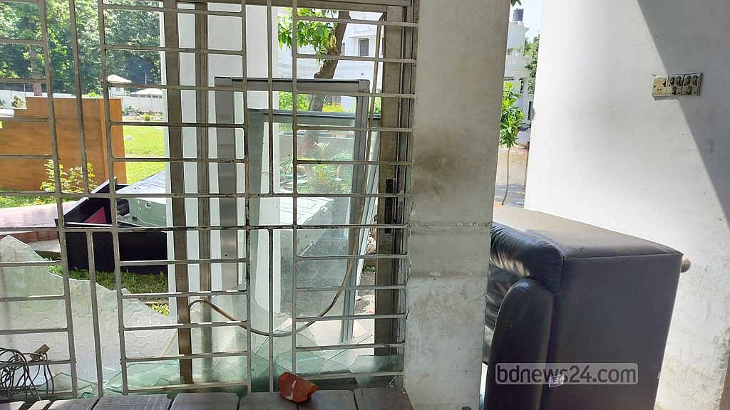 There is no security at the official residence of the chief justice and people are able to enter freely.