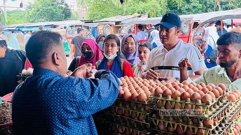 কুমিল্লায় বাজারে শিক্ষার্থীদের একটি দলের তদারকি। তারা ব্যবসায়ীদেরকে চাঁদা না দেওয়ার এবং ‘অতি মুনাফা’ না করার অনুরোধ করছেন।