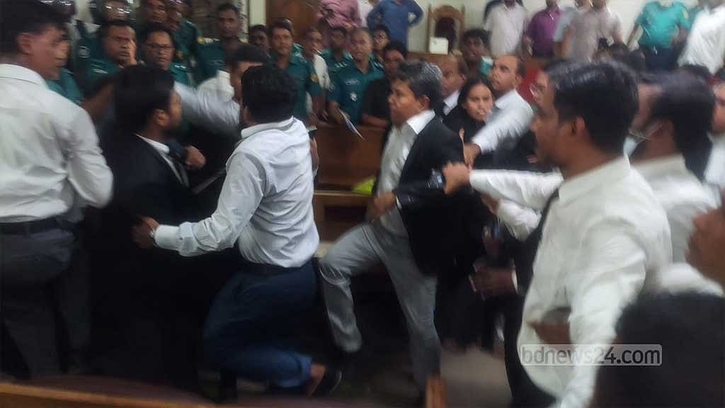শুনানি শেষে এজলাসেই মারামারিতে জড়ান আইনজীবীদের দুই পক্ষ। 