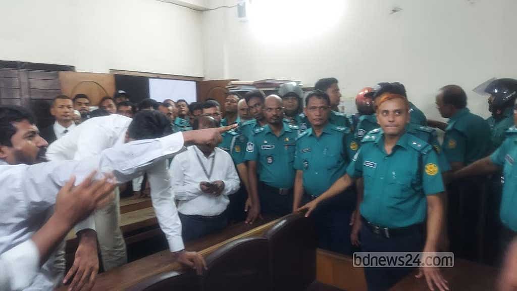 শুনানি শেষে এজলাসে ইনু ও মেননের দিকে তেড়ে যান বিএনপি সমর্থক আইনজীবীরা।